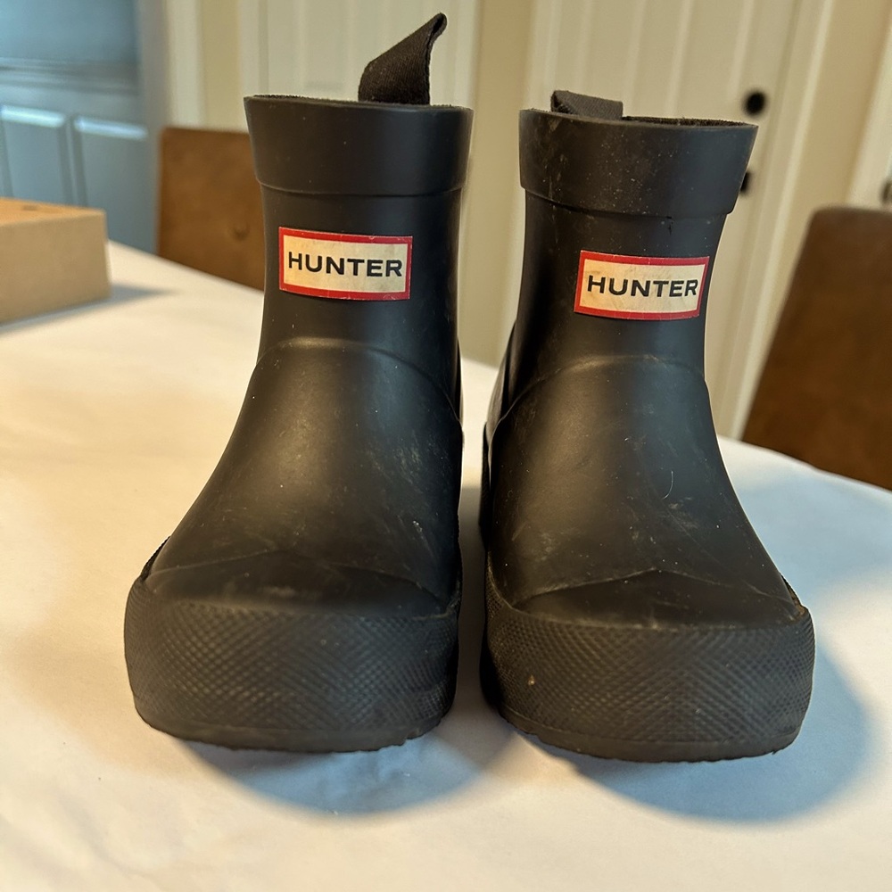 Kids Hunter boots in black, size UK 8